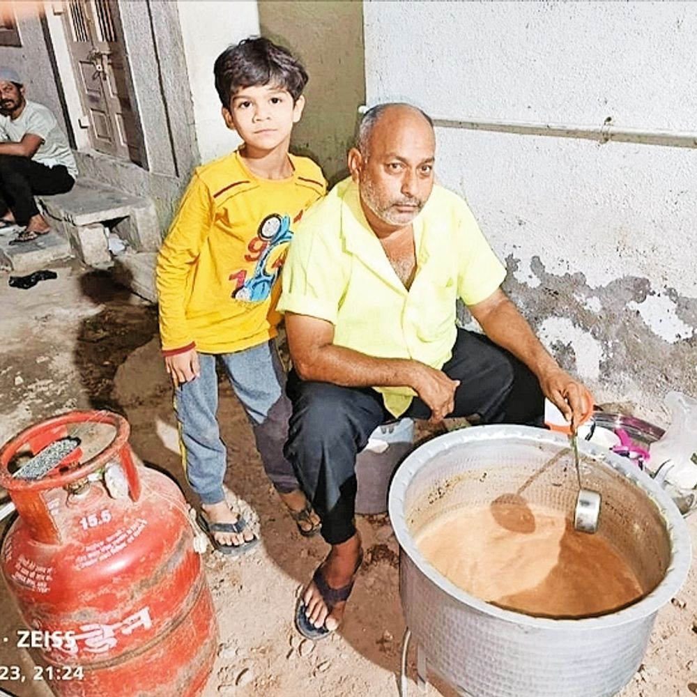 કોમી એકતાની અનોખી મિસાલ:વઢવાણમાં 26 વર્ષથી ચા પીવડાવી મુસ્લિમ બિરાદરોને રોઝા છોડાવતા હિન્દુ યુવાન