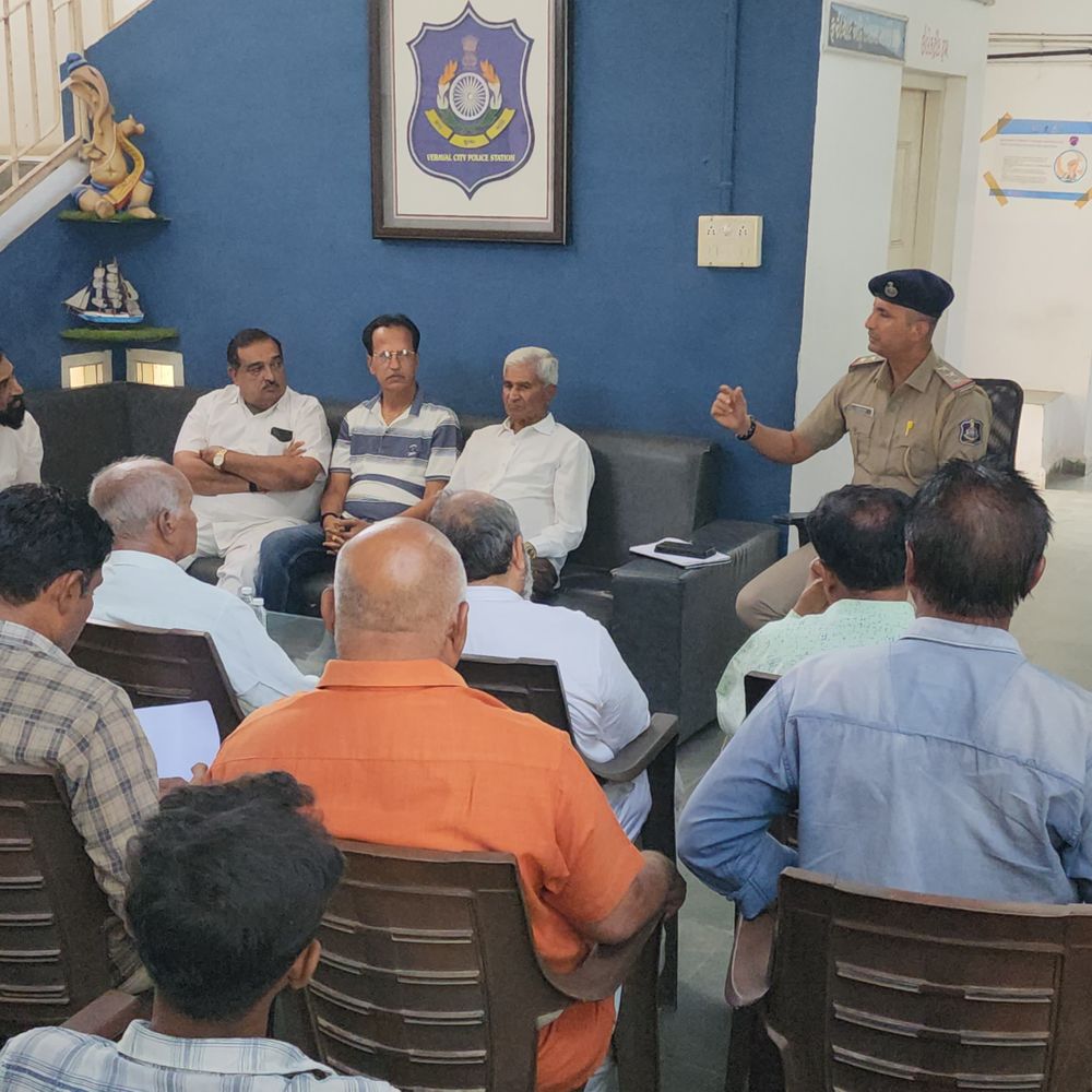 વેરાવળમાં તહેવારો પહેલા પોલીસ સજ્જ:શાંતિસમિતિની બેઠક અને શહેરમાં ફ્લેગમાર્ચ યોજી, અસામાજિક તત્વોને કડક સંદેશ