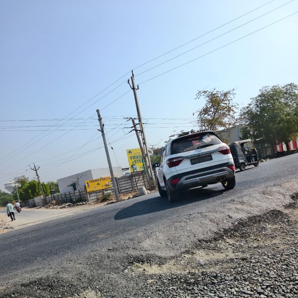 વાહનચાલકો માટે‎રોડ ક્રોસ કરવો મુશ્કેલ બન્યો:મોઢેરા રોડ પર નવો રસ્તો ઊંચો, કટમાં ઢાળ ન હોવાથી વાહનચાલકોને મુશ્કેલી