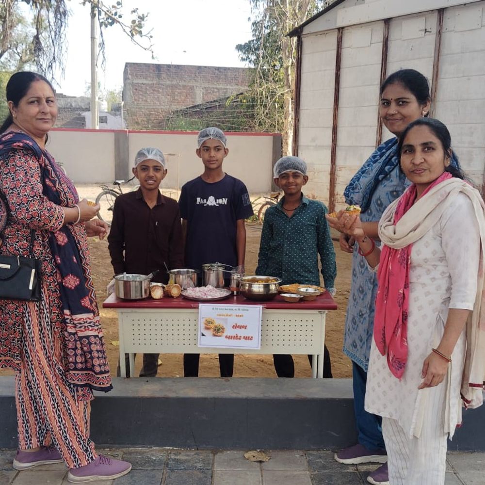 મેઉ પગાર કેન્દ્ર શાળામાં વિદ્યાર્થીઓએ આનંદમેળો યોજ્યો:વ્યાપારિક કૌશલ્ય અને ટીમ વર્કનો વિકાસ થયો