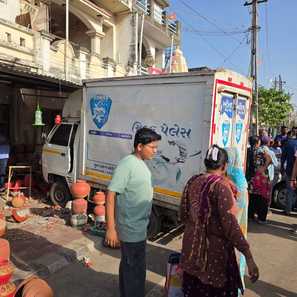 હિંમતનગરમાં મીની ટેમ્પો ઘરમાં ઘૂસ્યો:માટલાના વેપારીને મોટું નુકસાન, સદનસીબે જાનહાનિ ટળી