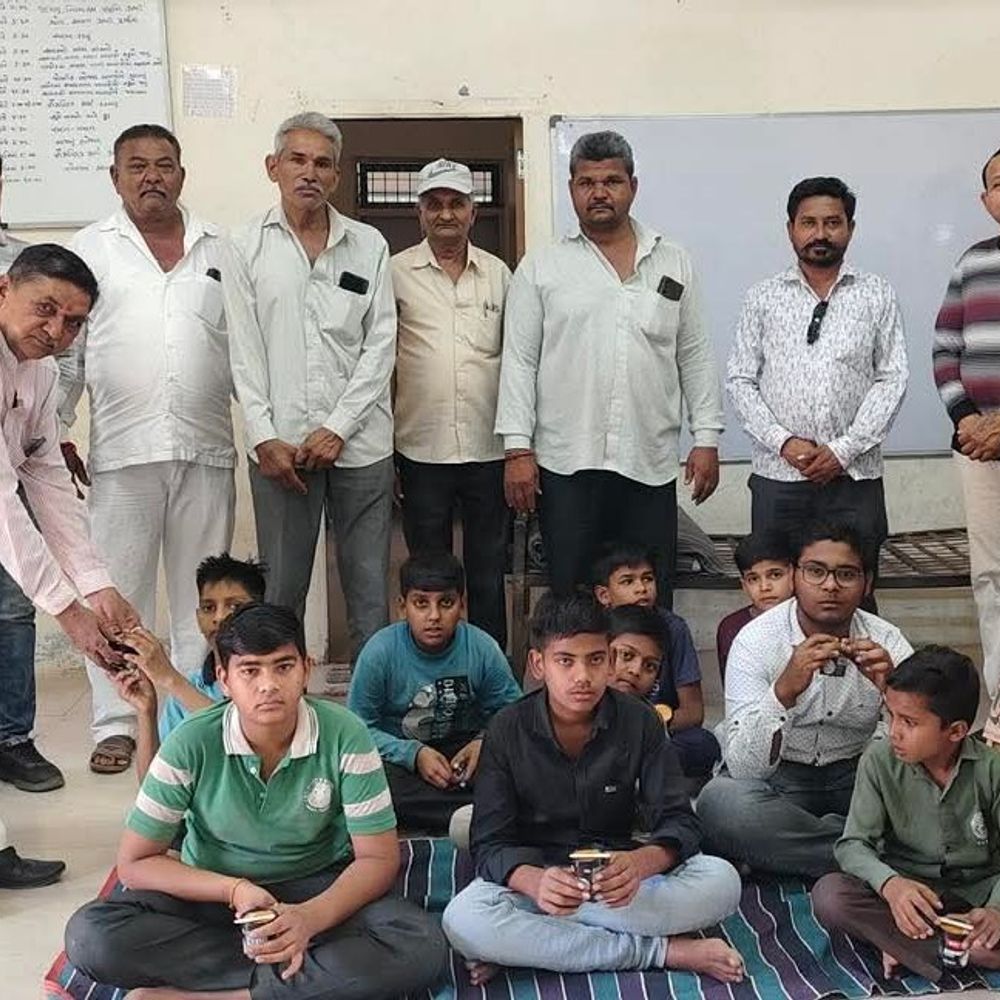 કેબિનેટ મંત્રી કુંવરજી બાવળીયાનો 71મો જન્મદિવસ:સુરેન્દ્રનગર ચિલ્ડ્રન હોમમાં દિવ્યાંગ બાળકોને આઈસ્ક્રીમ વિતરણ કરાયું