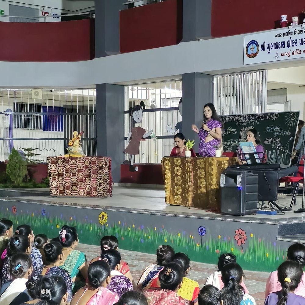 સુરતની ગુલાબદાસ બ્રોકર શાળામાં માતાઓ માટે સેમિનાર:'હેપી મોમ હેપી ચાઈલ્ડ' વિષય પર મનોચિકિત્સક બીના ગજ્જરએ માર્ગદર્શન આપ્યું