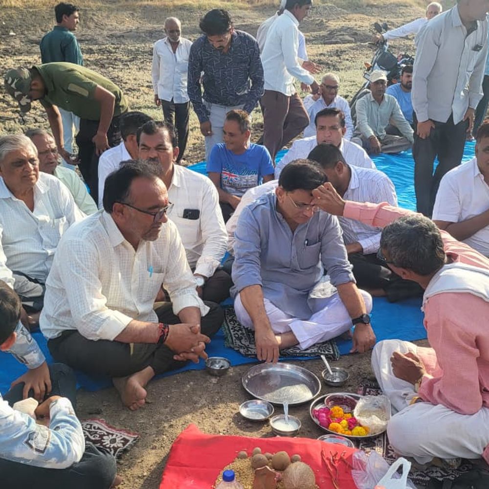 ખાતમુહૂર્ત:લીલીયા તાલુકાના પુંજાપાદર, ગોઢાવદર ગામમાં તળાવો ઊંડા કરવાનો પ્રારંભ થયો