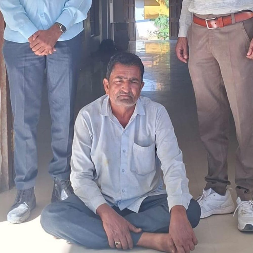 ચેકબાઉન્સ કેસમાં નાસતો ફરતો આરોપી ઝડપાયો:ગીર સોમનાથ પોલીસે રૂ. 19.50 લાખના દાવા સાથે ત્રણ સજા વોરંટ હેઠળ આરોપીને ઝડપ્યો