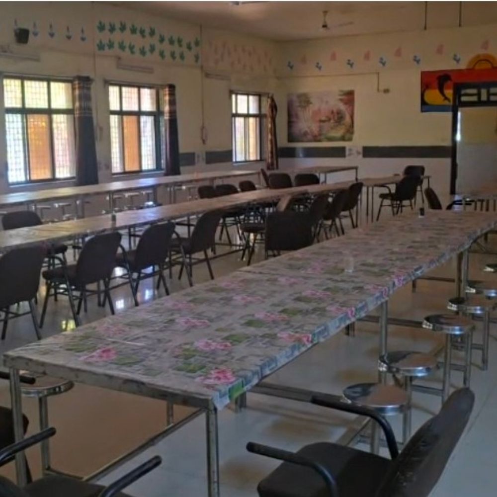 LPGના અભાવે રેલવે કેન્ટીનને લાગ્યા તાળા:150થી વધુ કર્મચારીઓ મોંઘુ ભોજન જમવા માટે મજબૂર