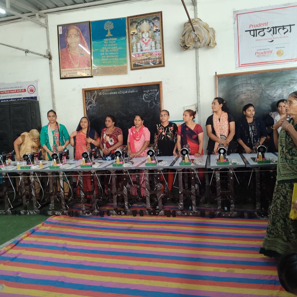 50 બહેનોને સિલાઈ મશીન અપાયા:મંગલ નવકાર અને ભૂદરદાસ ટ્રસ્ટ દ્વારા વિવિધ સહાયનું વિતરણ કરાયું