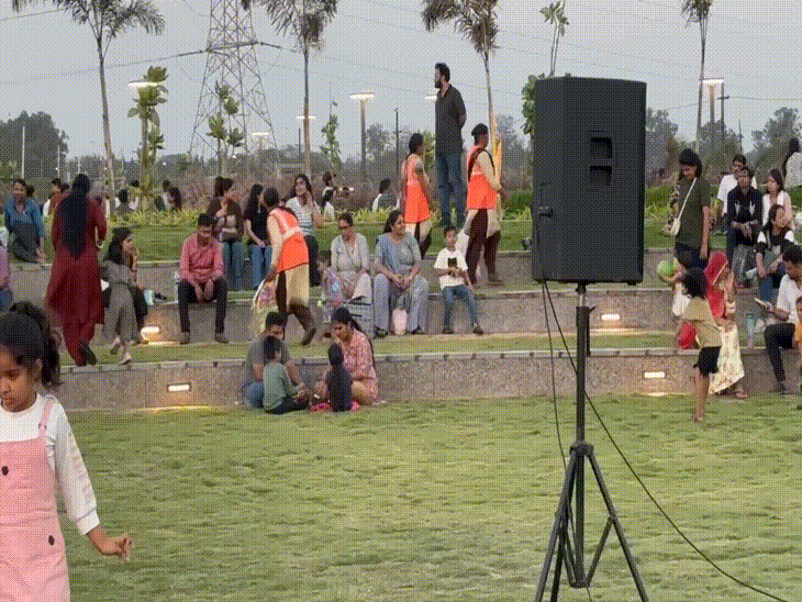 ડુમસ સી ફેસ લોકાર્પણના એક અઠવાડિયામાં ગંદું થતાં, પાલિકા દ્વારા સ્પેશિયલ સફાઈ ઝુંબેશ અને જનજાગૃતિ અભિયાન શરૂ કરાયું.