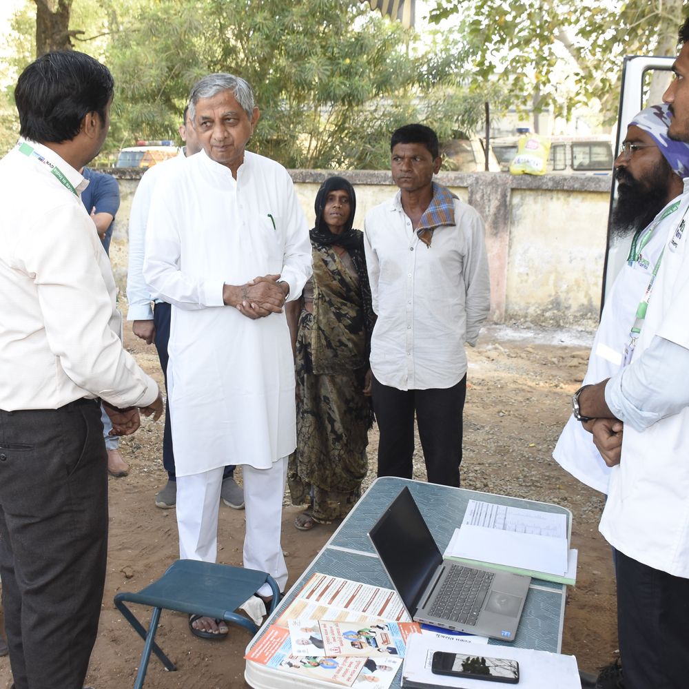 જન્મદિવસની અનોખી ઉજવણી:મંત્રી કુંવરજી બાવળીયાએ કડિયા નાકા પર શ્રમિકો સાથે સંવાદ કર્યો , 121 નવા કેન્દ્રો અને સ્વાસ્થ્ય તપાસની ભેટ
