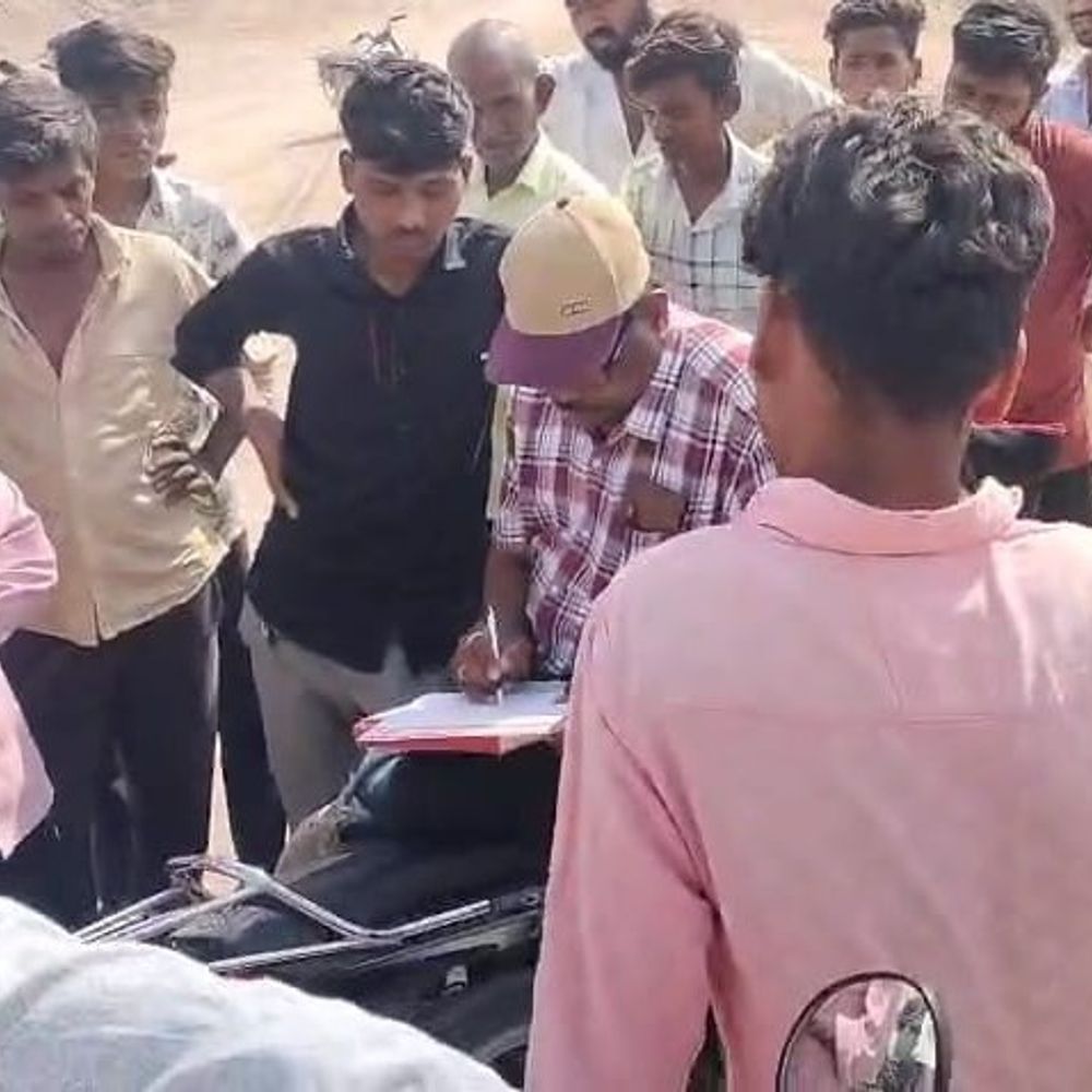 બોડેલીના ગૈડીયા ગામે રેતી લીઝ પર જનતા રેડ:નિર્ધારિત હદ બહાર અને રાત્રે રેતી ખનન કરાતું હોવાના આક્ષેપ, ગ્રામજનોએ એકઠા થઈ વિરોધ નોંધાવ્યો