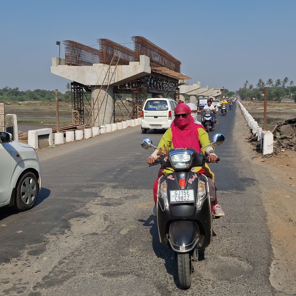 વલસાડમાં પવનથી ગરમીમાં આંશિક રાહત:તાપમાન 34°C, UV ઇન્ડેક્સ 9; સાવચેતી જરૂરી