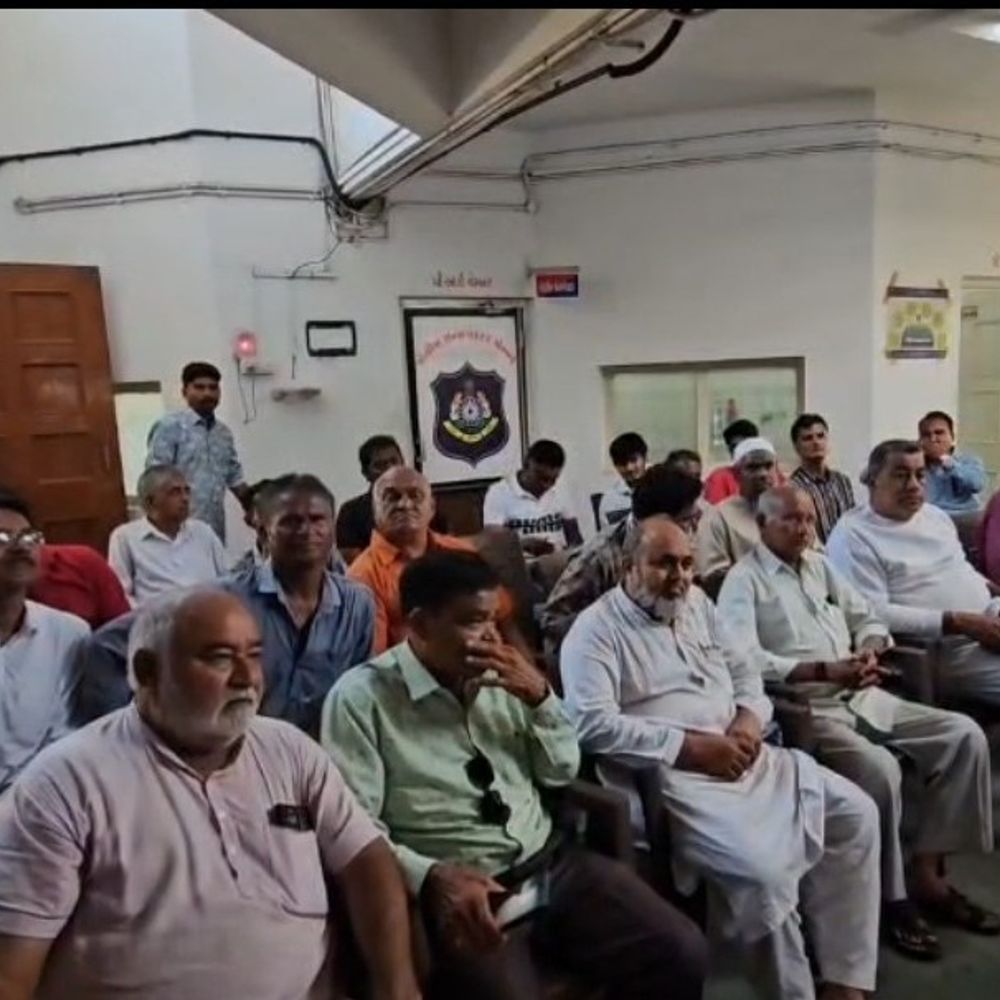 વેરાવળમાં તહેવારો પૂર્વે શાંતિ સમિતિની બેઠક યોજાઈ:PI ગઢવીએ કાયદો વ્યવસ્થા જાળવવા હિન્દુ-મુસ્લિમ આગેવાનો સાથે ચર્ચા કરી