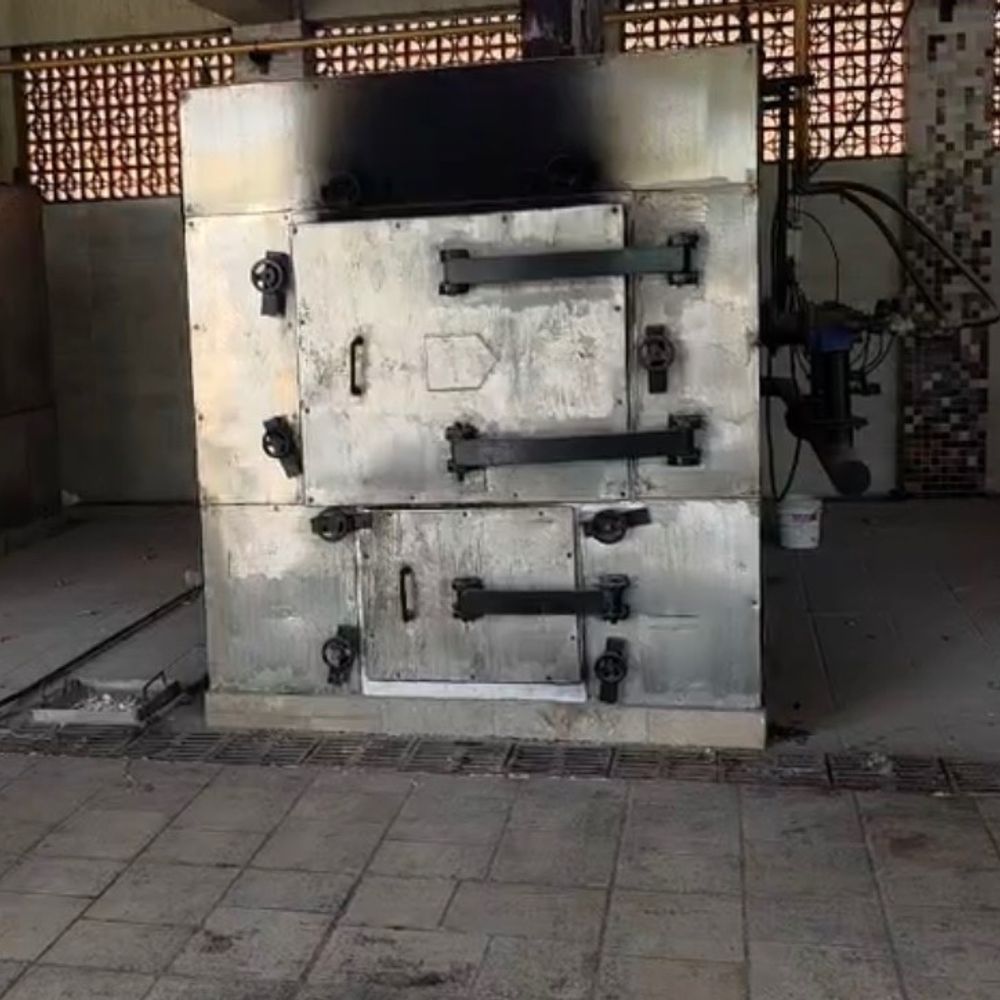 હવે લોકોના ‘અગ્નિસંસ્કાર’ પણ મોંઘા, રૂ.1100 ચૂકવવા પડશે:સુરતમાં રામનાથ ઘેલા સહિતના સ્મશાનોને મફતમાં મળતો ગેસ પૂરવઠો બંધ; રોજના 20થી 25 અગ્નિદાહ