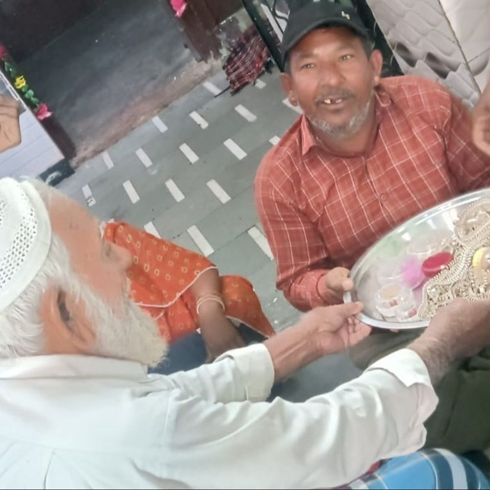 ઘઉં દળવા માટે ખોલ્યો કોથળો, 15 લાખના દાગીના નીકળ્યા:ખેડૂત પાસેથી અનાજ ખરીદ્યું હતું, કરિયાણાના વેપારીએ ઘરેણાં પરત કર્યા; મુસ્લિમ વેપારી બોલ્યા- રમઝાનના મહિનામાં સારું કામ થયું