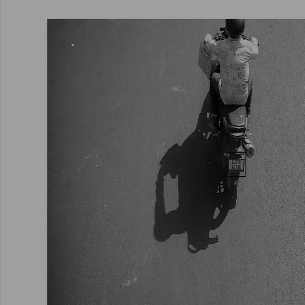 લ્યો બોલો... બાઈકચાલકે હેલ્મેટ પહેર્યું છતાં રૂ. 500નો ઈ-મેમો:CCTVમાં હેલ્મેટ પહેરલો બાઈકચાલક દેખાયો છતાં મેમો આપ્યો, ટ્રાફિક પોલીસે ભૂલ સ્વીકારી મેમો માફ કર્યો