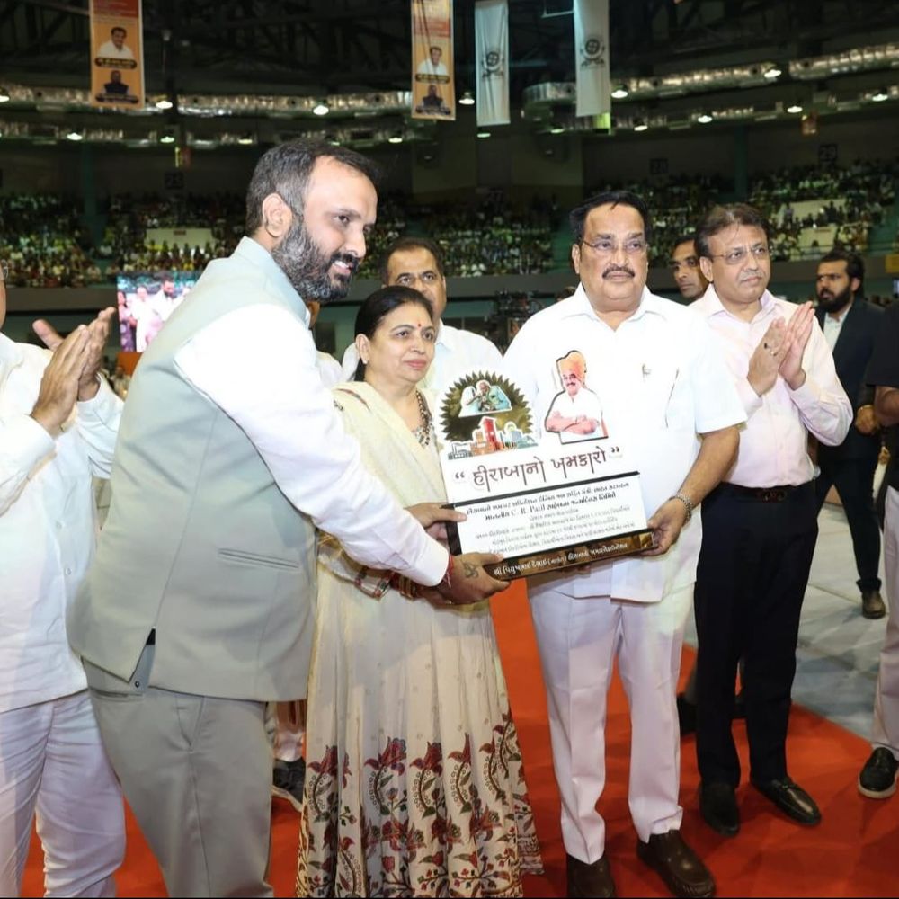 દીકરીઓના શિક્ષણ માટે સેવાનો મહાકુંભ યોજાયો:સુરતમાં 5100 કન્યાઓને આર્થિક સહાય અને સવા લાખ વિદ્યાર્થીઓને નોટબુકનું વિતરણ