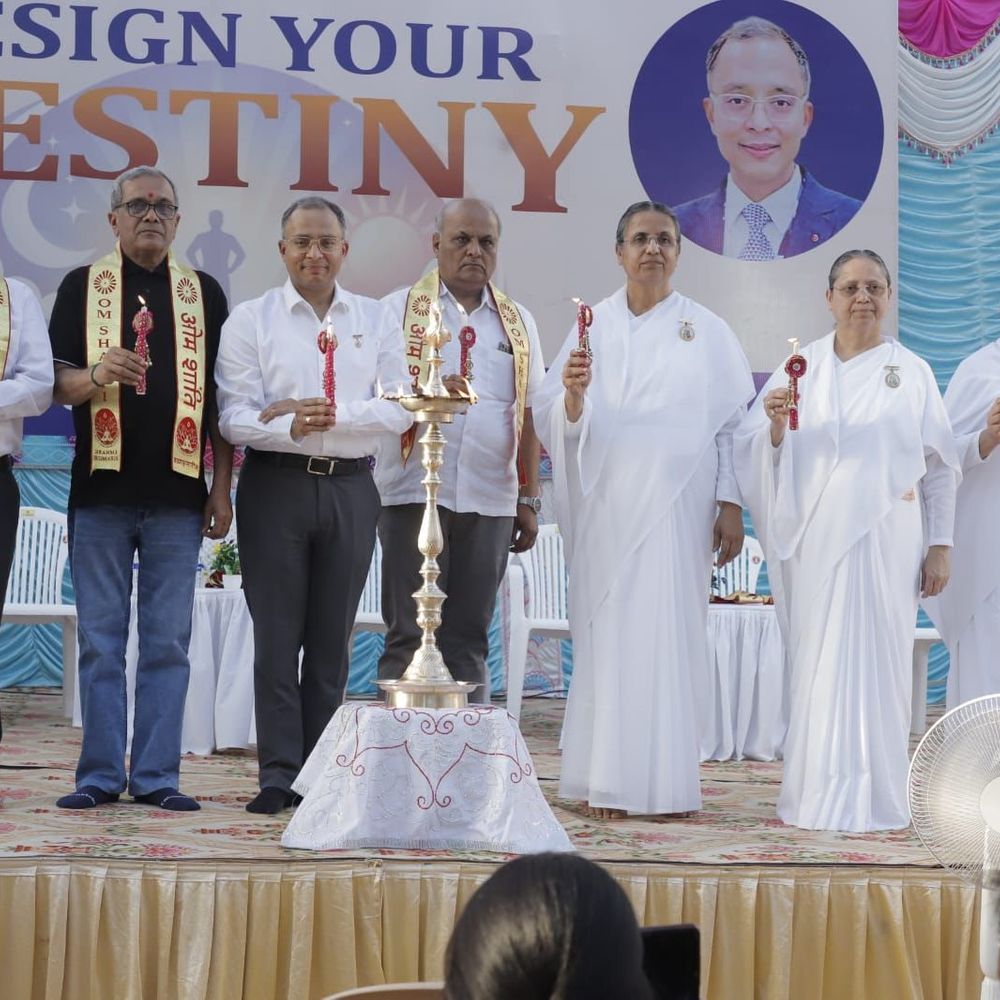 વરાછામાં ‘ડિઝાઇન યોર ડેસ્ટિની’ સેમિનારનું આયોજન:વરાછામાં ડો. મોહિત ગુપ્તાએ મેડિટેશન અને દ્રઢ મનોબળ દ્વારા જીવન પરિવર્તનનો માર્ગ ચીંધ્યો