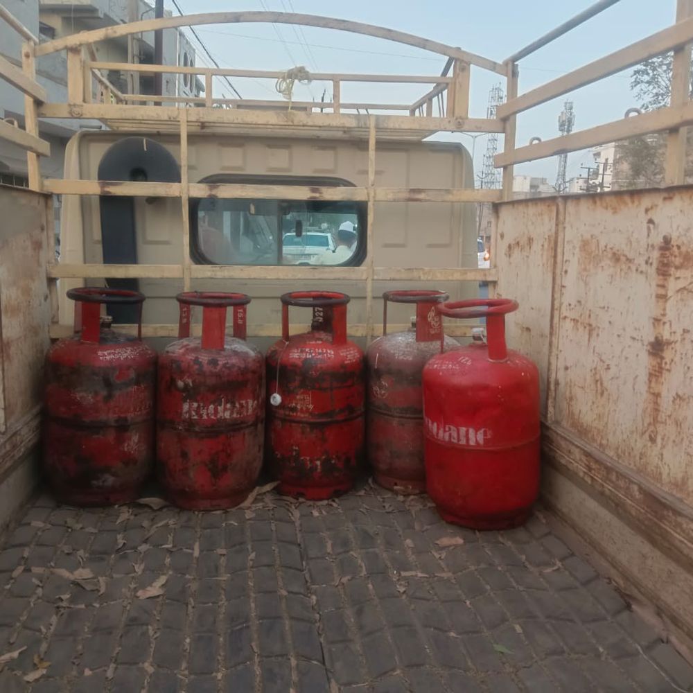 ગોધરામાં સિટી મામલતદાર ટીમના દરોડા:કોમર્શિયલ હેતુ માટે ઘરેલું સિલિન્ડર વાપરનારા સામે કાર્યવાહી, 8 ગેસ સિલિન્ડર જપ્ત