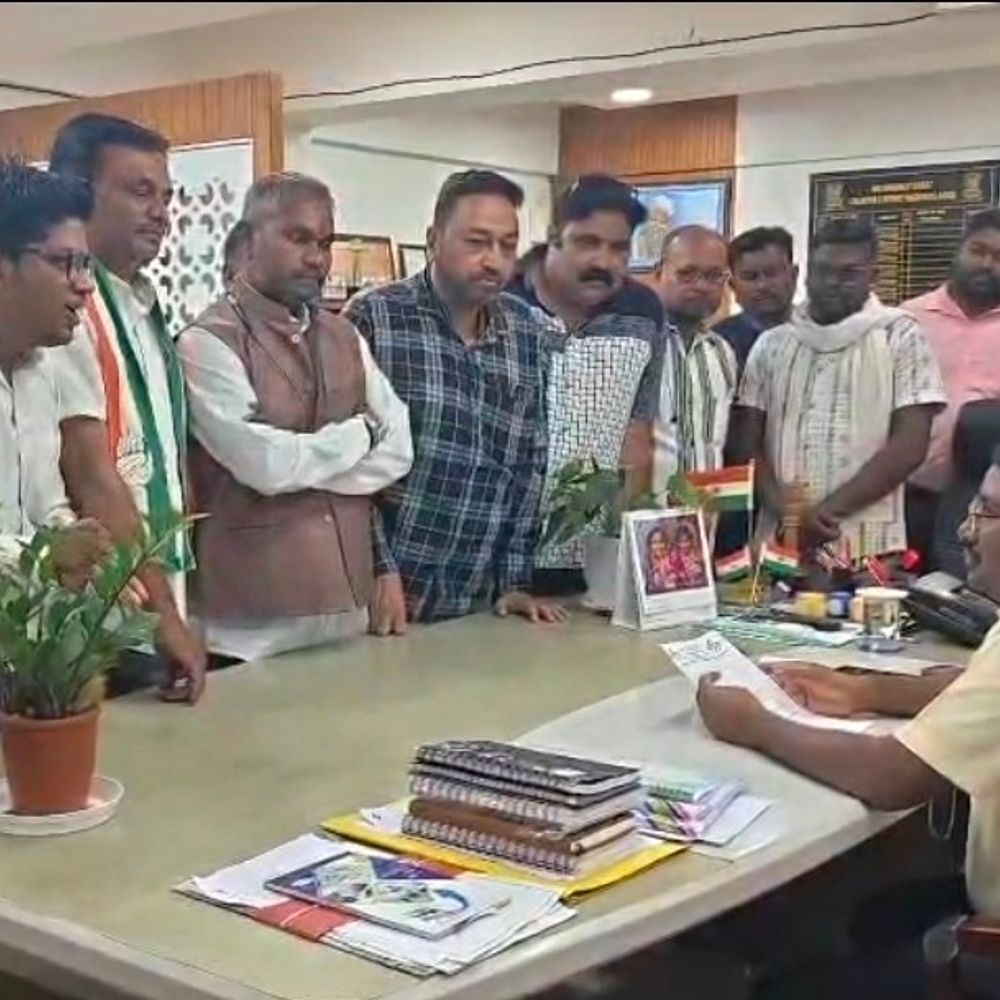 દાહોદમાં પૂર્વ કાઉન્સિલર રખડતા ગધેડાની અડફેટે આવ્યા, સારવાર દરમિયાન મોત:કોંગ્રેસની આત્મવિલોપનની ચીમકી, જિલ્લા પ્રમુખ હર્ષદ નિનામાએ કલેક્ટરને આવેદનપત્ર આપ્યુ