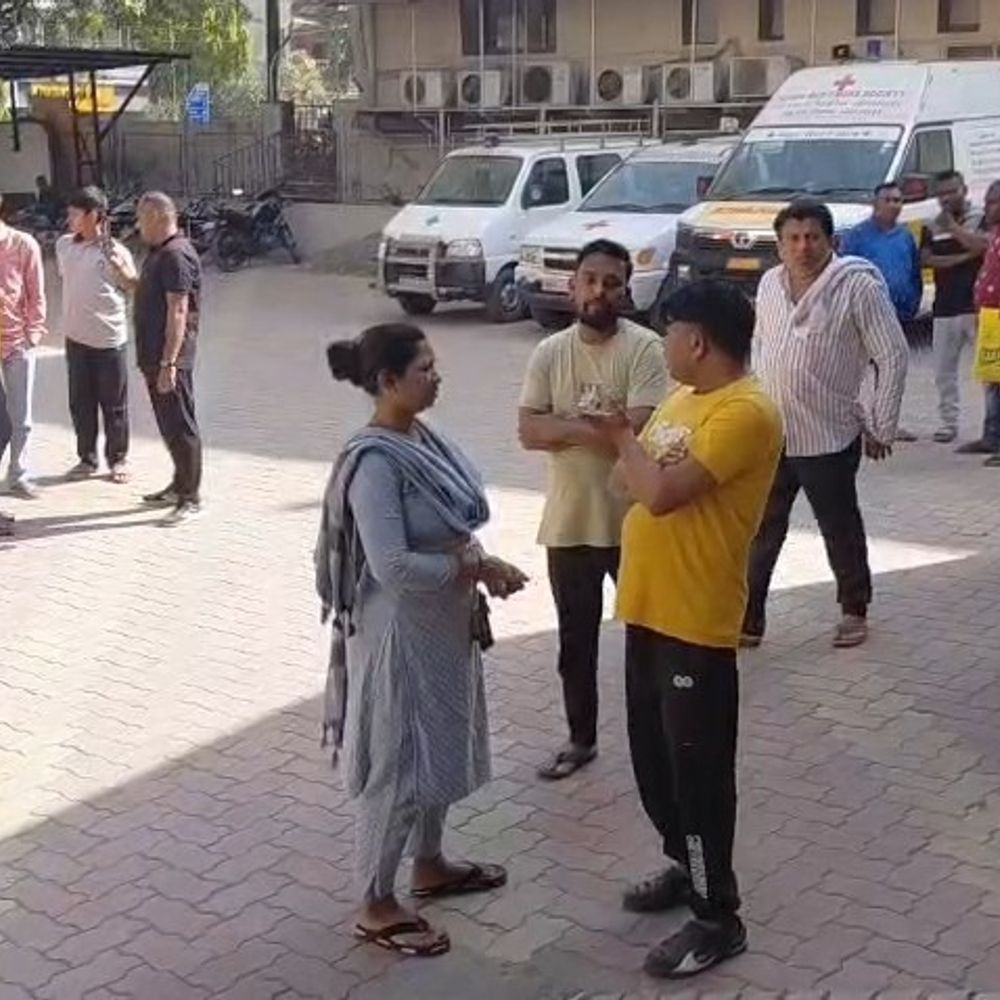 નવસારીમાં વીજ થાંભલામાં કરંટથી 16 વર્ષની કિશોરીનું મોત:કૃષિ યુનિવર્સિટી પાસે ઘટના, પિતાએ જીઈબીની બેદરકારી સામે ન્યાય માંગ્યો