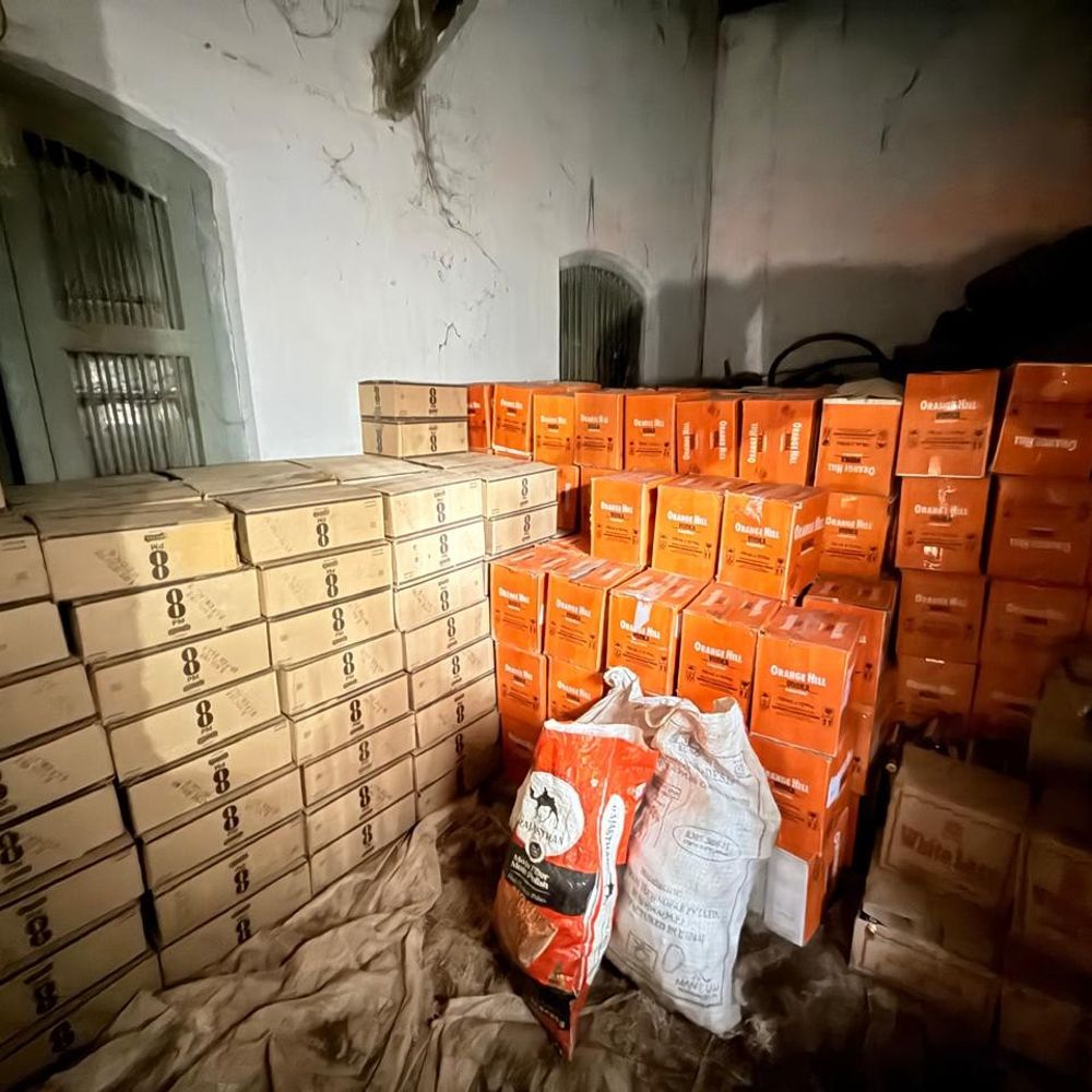 મુળીમાં રેતીની આડમાં 40 લાખનો દારૂ ઝડપાયો:ડમ્પર અને સ્વિફ્ટ કાર સહિત 61 લાખનો મુદ્દામાલ જપ્ત, આરોપીઓ પકડાયા