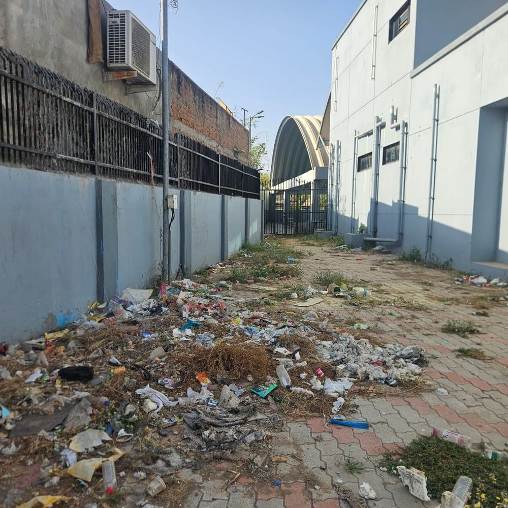 ગંદા ટોઇલેટ ને ગંદકીના ગંજ એટલે પાંચોટ સ્પોર્ટ્સ કોમ્પ્લેક્સ:નળના અભાવે 24 કલાક વહેતા પાણીથી મચ્છરોનો ત્રાસ; કોંગ્રેસ અગ્રણીની CMને રજૂઆત