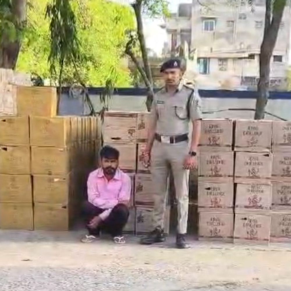 નરોડા બ્રિજ પાસેથી 1 કરોડનો વિદેશી દારૂ ભરેલું કન્ટેનર ઝડપાયું:હરિયાણાથી અસલાલી લઈ જવાતી હતી પેટીઓ, આરોપી ડ્રાઇવરની ધરપકડ