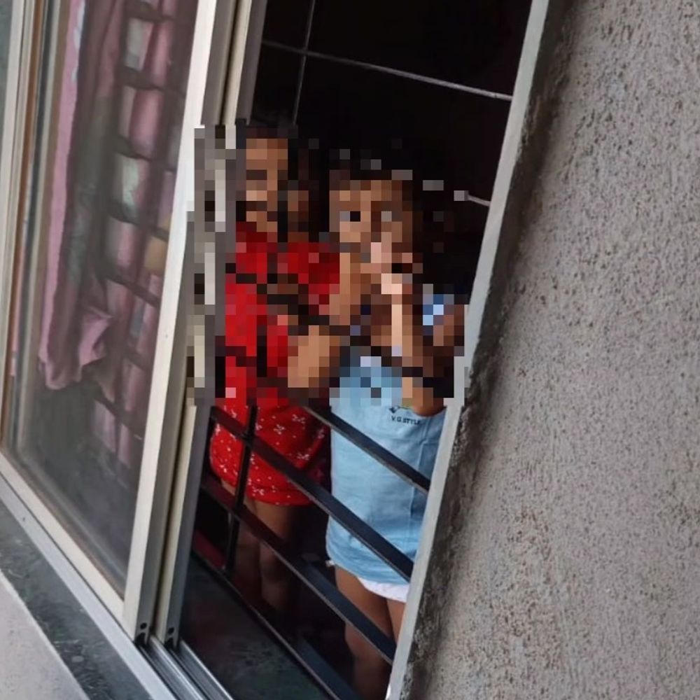 રડવાનો અવાજ સાંભળી પરિવારમાં ગભરાટ:સુરતના કોસાડમાં ચોથા માળે 1 વર્ષીય ભાઈ અને 2 વર્ષીય બહેન દરવાજો લોક થઇ જતા રૂમમાં ફસાયા, ફાયરના લાશ્કરોએ દરવાજો તોડીને બંનેને સુરક્ષિત બહાર કાઢયા