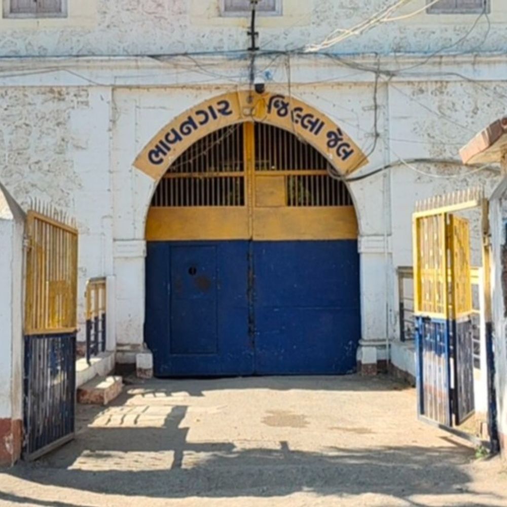 ભાવનગર જિલ્લા જેલમાંથી પ્રતિબંધિત વસ્તુઓ મળી:સેલોટેપથી વિંટેલા દડામાં માવો, તમાકુ, સીગારેટ અને મોબાઇલ મળ્યો, અજાણ્યા શખસ સામે ફરિયાદ