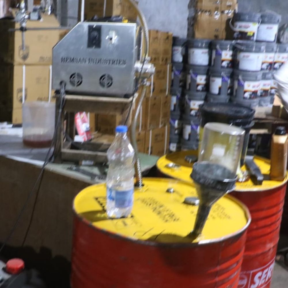 શહેરના કુંભારવાડા બાનુબેનની વાડી વિસ્તારના ખુલ્લા પ્લોટમાં LCBનો દરોડો:બ્રાન્ડેડ કંપનીના એન્જીન ઓઈલના નામે લુઝ ઓઈલ પધરાવી દેવાના ગોરખધંધાનો પર્દાફાશઓઈલ ભરવાનું મશીન, સ્ટીકર, ઢાંકણા અને લુઝ ઓઈલ સહિત રૂ.1,68,920 નો મુદામાલ જપ્ત.