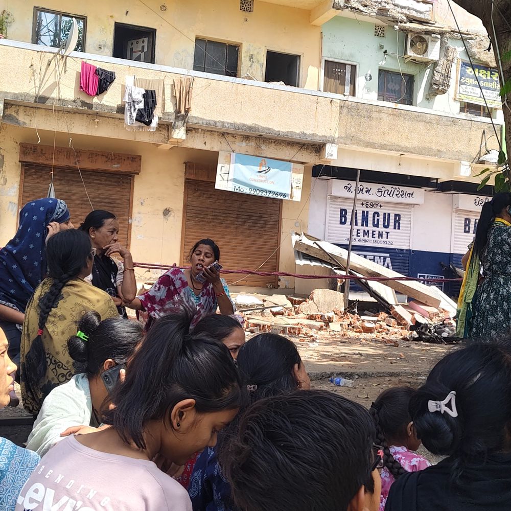 એપાર્ટમેન્ટની ગેલેરી તૂટી પડતા 30 પરિવારો રસ્તા પર આવી ગયા:માતાએ રડતા રડતા કહ્યું-'આ બાળકને ભૂખ લાગી છે, હું એને ખાવાનું ક્યાંથી લાવી આપું, અમે ક્યાં જઈએ?