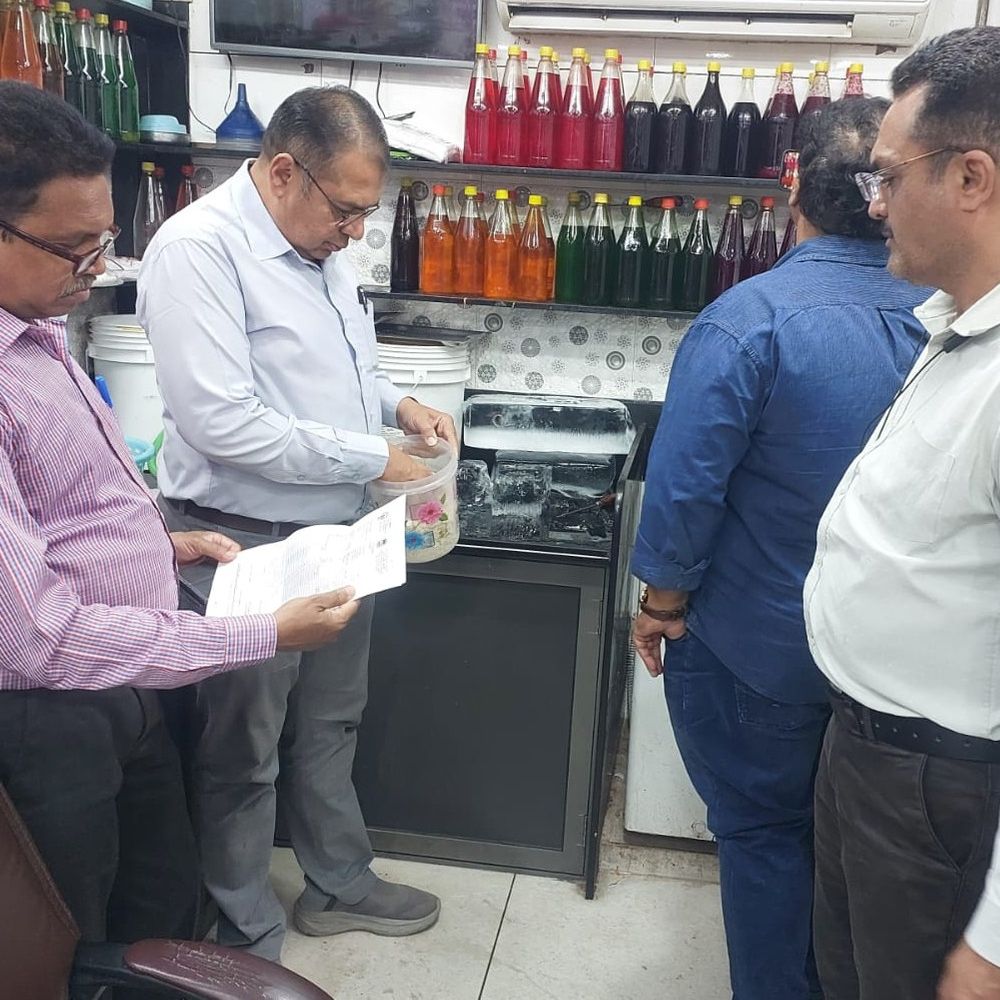 ઉનાળો શરૂ થતાં તંત્ર જાગ્યું:રાજકોટનાં આઝાદ હિન્દ ગોલામાં ફૂડ વિભાગનું ચેકીંગ, આઈસ ગોલાના ફ્લેવર સિરપ અને માવા રબડી સહિત 6 નમૂના લેવાયા, 8 વેપારીઓને લાયસન્સની નોટિસ