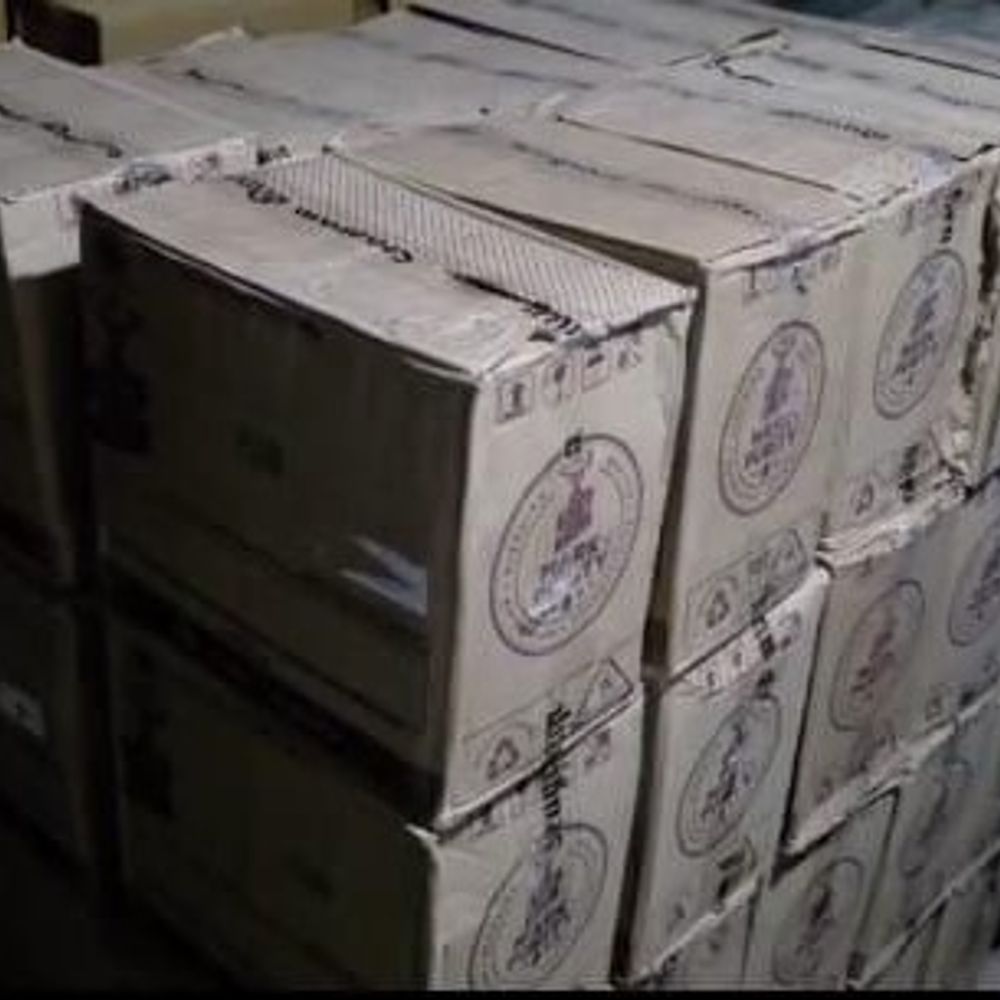 વઢવાણ હાઇવે પર 97.74 લાખનો દારૂ ઝડપાયો:પશુ આહારની આડમાં લઈ જવાતો હતો જથ્થો, એક આરોપી ઝડપાયો