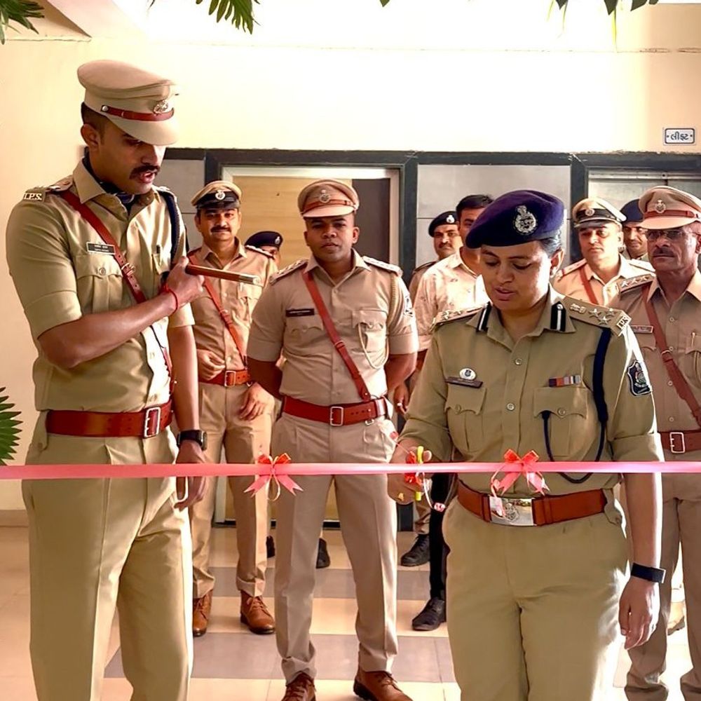 ડીઆઈજી વિધિ ચૌધરીએ લુણાવાડામાં જન સંપર્ક કેન્દ્રનું ઉદ્ઘાટન કર્યું:મહીસાગર જિલ્લાની મુલાકાત દરમિયાન પોલીસ કામગીરીની સમીક્ષા કરી