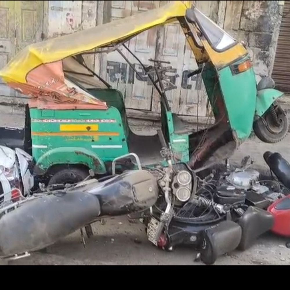 સુરેન્દ્રનગરમાં કારે 4 પાર્ક કરેલા વાહનોને ટક્કર મારી:ઘાંચીવાડ નજીક હિટ એન્ડ રન, કાર ચાલક ફરાર; કોઈ જાનહાનિ નહીં