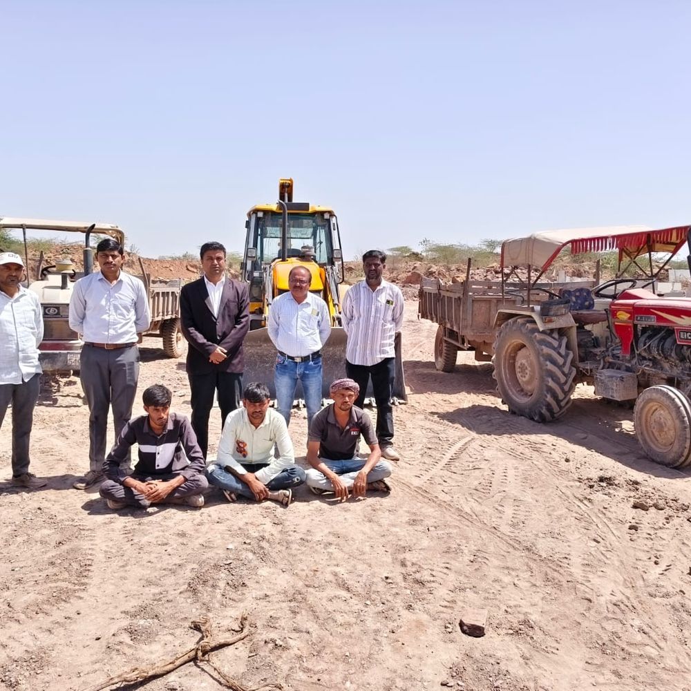 ચોટીલા SDMનો મુળીમાં ગેરકાયદે ખનન પર સપાટો:ખાખરાળામાં ચાઇના ક્લે અને રેતીનું 8 વાહનમાં વહન ઝડપી પાડ્યું, ₹1.78 કરોડનો મુદ્દામાલ જપ્ત