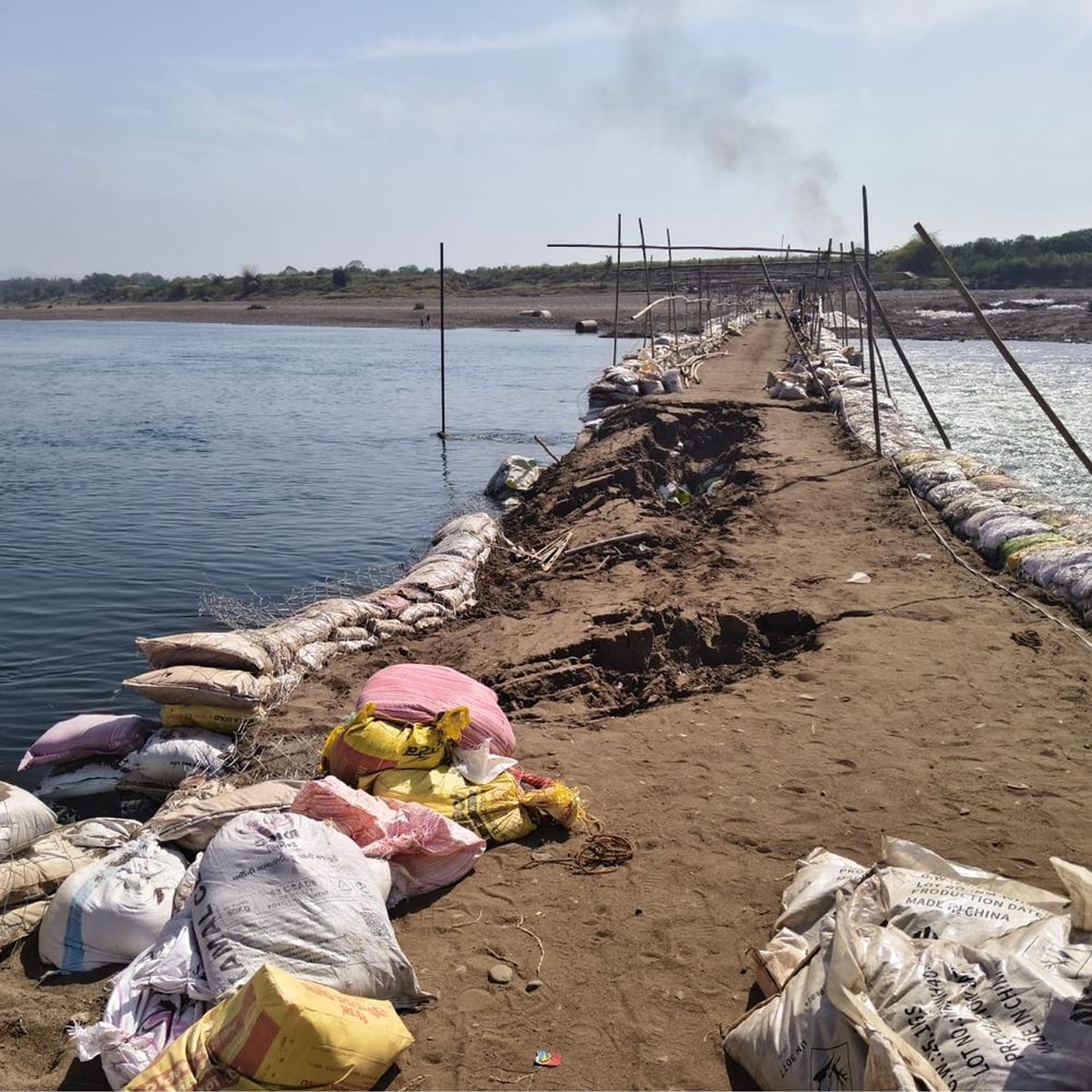 શહેરાવથી તિલકવાડા વચ્ચેના હંગામી પુલની નબળી ગુણવત્તા:લોકફાળાથી રૂા.25 લાખમાં બનતો પુલ કદી ન તૂટ્યો, ‎એજન્સીએ 2 કરોડના ખર્ચથી બનાવ્યો પણ ન ટક્યો‎