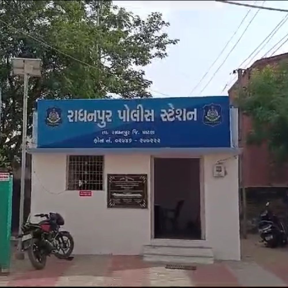 રાધનપુરમાં 14 વર્ષીય સગીરાનો એસિડ ગટગટાવી આપઘાતનો પ્રયાસ:લગ્ન કરવાના ના પાડતા પગલું ભર્યુ, સારવાર હેઠળ, આરોપી દુષ્કર્મ ગુજારી ન્યુડ તસવીર વાઈરલ કરવાની ધમકી આપતો