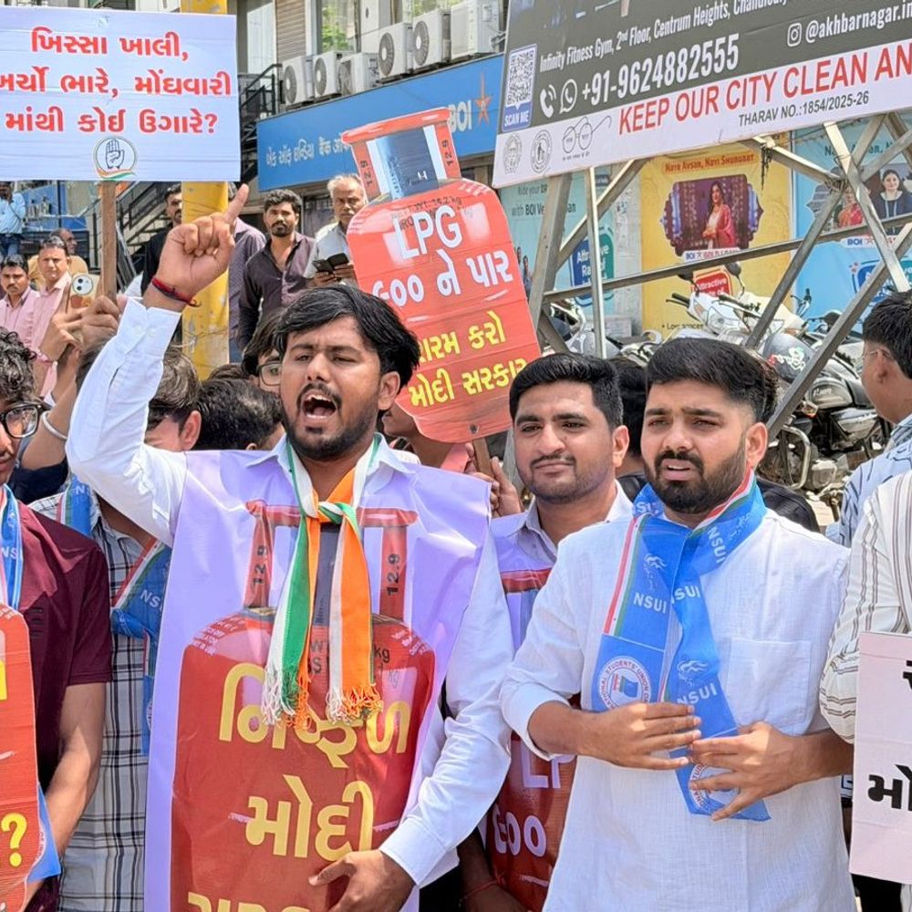 ગેસની અછતને લઈ NSUIનો વિરોધ:અમદાવાદમાં સિલિન્ડર સાથે કાર્યકરો રસ્તા પર ઉતર્યા, પોલીસે એકએકને પકડી ગાડીમાં પૂર્યા