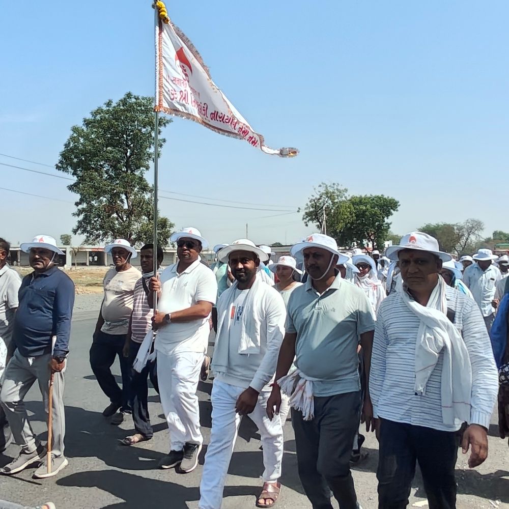 મોડાસાથી પ્રેરણાપીઠ પગપાળા સંઘનું પ્રસ્થાન:552મા સંઘ મેળા માટે ભાવિક ભક્તો જોડાયા