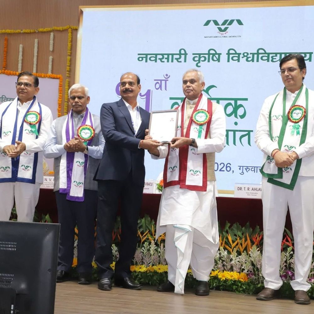 ભરૂચના ડૉ. વાડોદરીયા 'બેસ્ટ રિસર્ચર એવોર્ડ'થી સન્માનિત:કપાસ સંશોધનમાં 35 વર્ષના યોગદાન બદલ રાજ્યપાલે સન્માનિત કર્યા