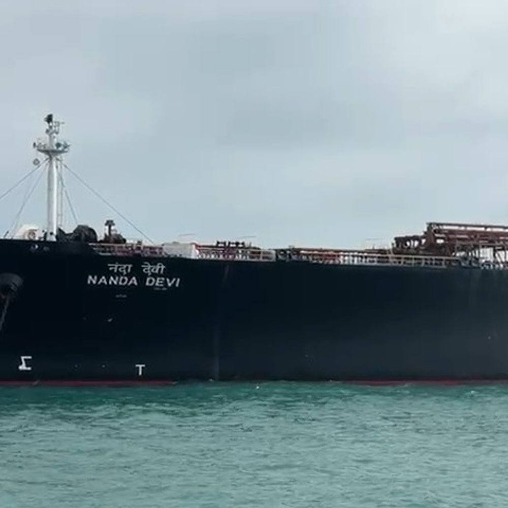 હોર્મુઝ સ્ટ્રેટ પાર કરી 'નંદાદેવી' જહાજ વાડીનાર પહોંચ્યું:ઈરાક સામે અમેરિકા-ઈઝરાયલના યુદ્ધના વાદળ વચ્ચે ગેસ સપ્લાય; LPG પુરવઠા અનલોડ કરવાનું શરૂ