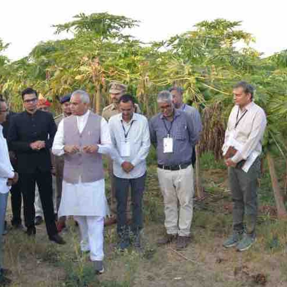 રાજ્યપાલ આચાર્ય દેવવ્રતએ પ્રાકૃતિક ફાર્મની મુલાકાત લીધી:દાંતીવાડાના ઉત્તમપુરામાં ખેડૂતો સાથે સીધો સંવાદ કર્યો