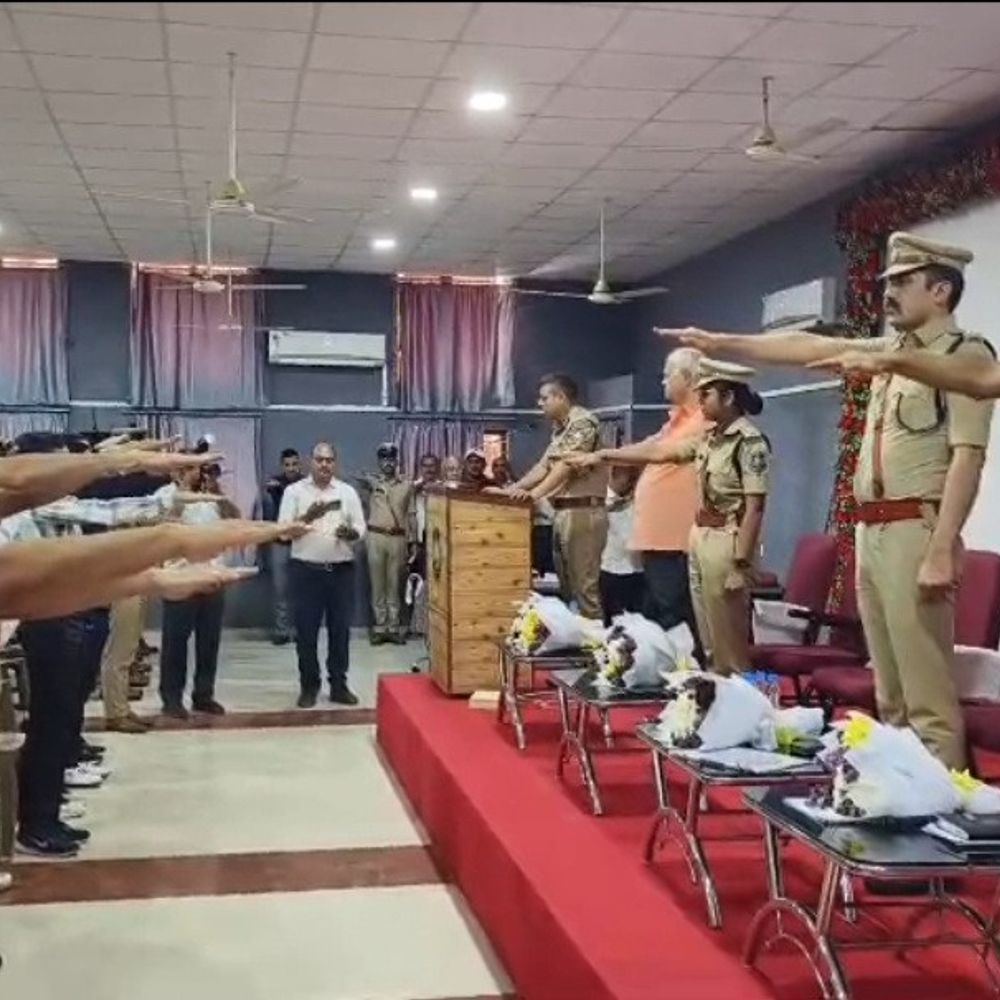 રાજકોટ રેન્જ આઈજી નિર્લિપ્ત રાયે સુરેન્દ્રનગરની મુલાકાત લીધી:ડીએસપી કચેરી ખાતે અધિકારીઓ સાથે ગુનાઓની સમીક્ષા કરી