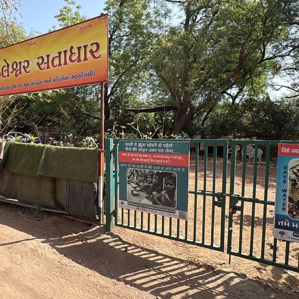 ગાંધીનગર મનપાની ટીમ રણમેદાનથી વિલા મોઢે પરત ફરતા અનેક તર્કવિતર્ક:સરકારી જમીન પરના દબાણ તોડવા ગયેલી ટીમ ઉપર હુમલાની ભીતિ, પોલીસ કાફલો દોડતો થયો