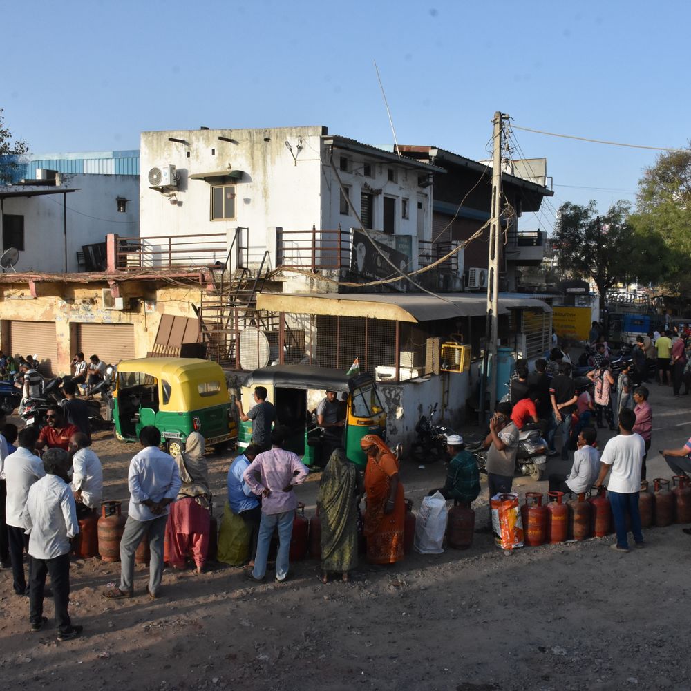 ભાસ્કર ગ્રાઉન્ડ રિપોર્ટ‎:ગેસ સિલિન્ડર માટે નોકરિયાત વર્ગ પરોઢે 4 વાગ્યે લાઇન લગાવી દે છે
