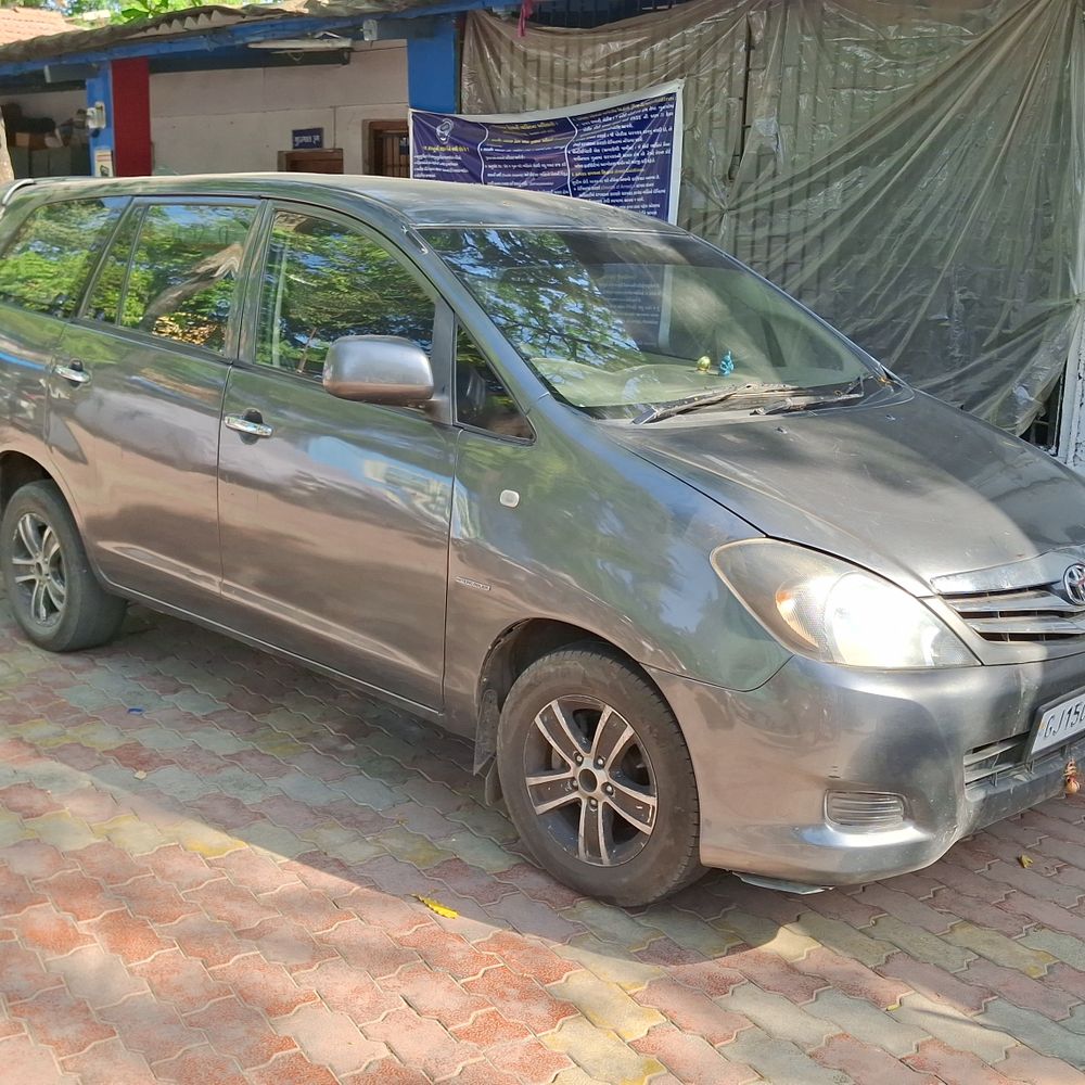 વલસાડમાં ઇનોવા કારમાંથી ₹2.50 લાખનો દારૂ ઝડપાયો:એક મહિલાની ધરપકડ, ચાલક ફરાર; ખોટી નંબર પ્લેટનો ઉપયોગ