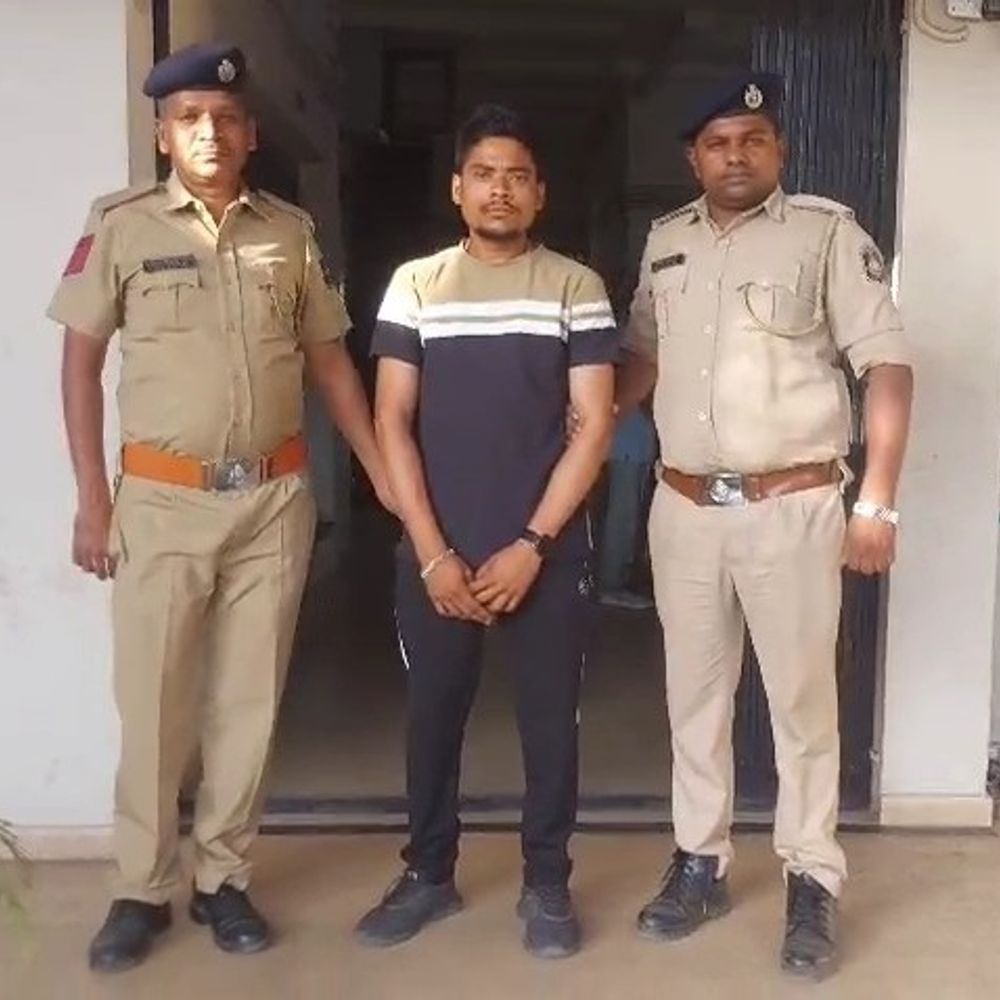 વાપી GIDCમાં 24.79 લાખનો દારૂ ઝડપાયો:એકની ધરપકડ, મુખ્ય સૂત્રધાર ફરાર; તહેવારો પહેલાં પોલીસની કાર્યવાહી