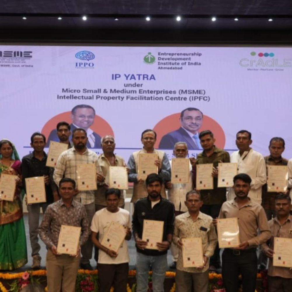 ટાંગલિયા શાલના 57 કારીગરોને GI પ્રમાણપત્ર મળ્યા:સુરેન્દ્રનગરની કળાને આંતરરાષ્ટ્રીય સ્તરે સુરક્ષા મળી