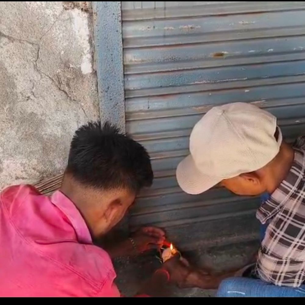 લુણાવાડામાં વેરો ન ભરનાર 4 દુકાનો સીલ:નગરપાલિકાએ કડક કાર્યવાહી કરી, ₹2 લાખથી વધુનો વેરો બાકી